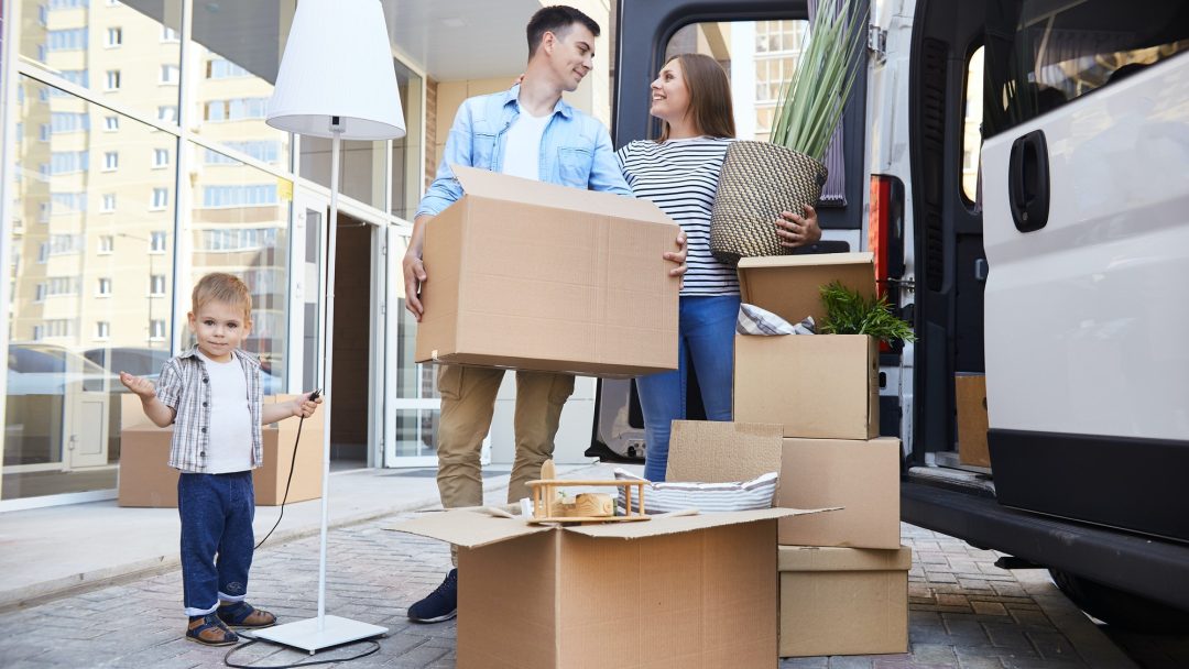 happy-family-moving-in.jpg happy-family-moving-in.jpg